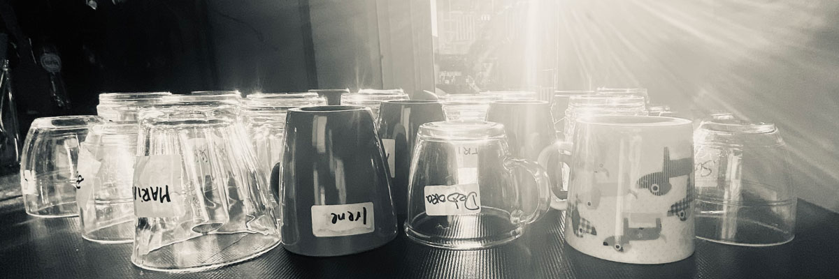 Image: Kopjes met naamstickers